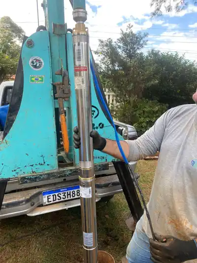 Troca de bomba para poço artesiano sendo içada pelo guindaste em Itu (SP)